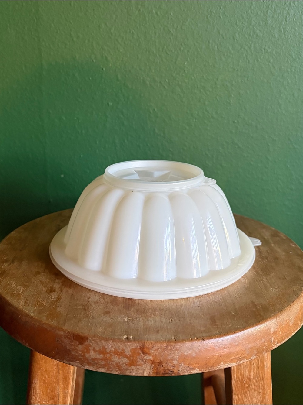 Vintage Tupperware Jel-N-Serve mold with Classic white scalloped design